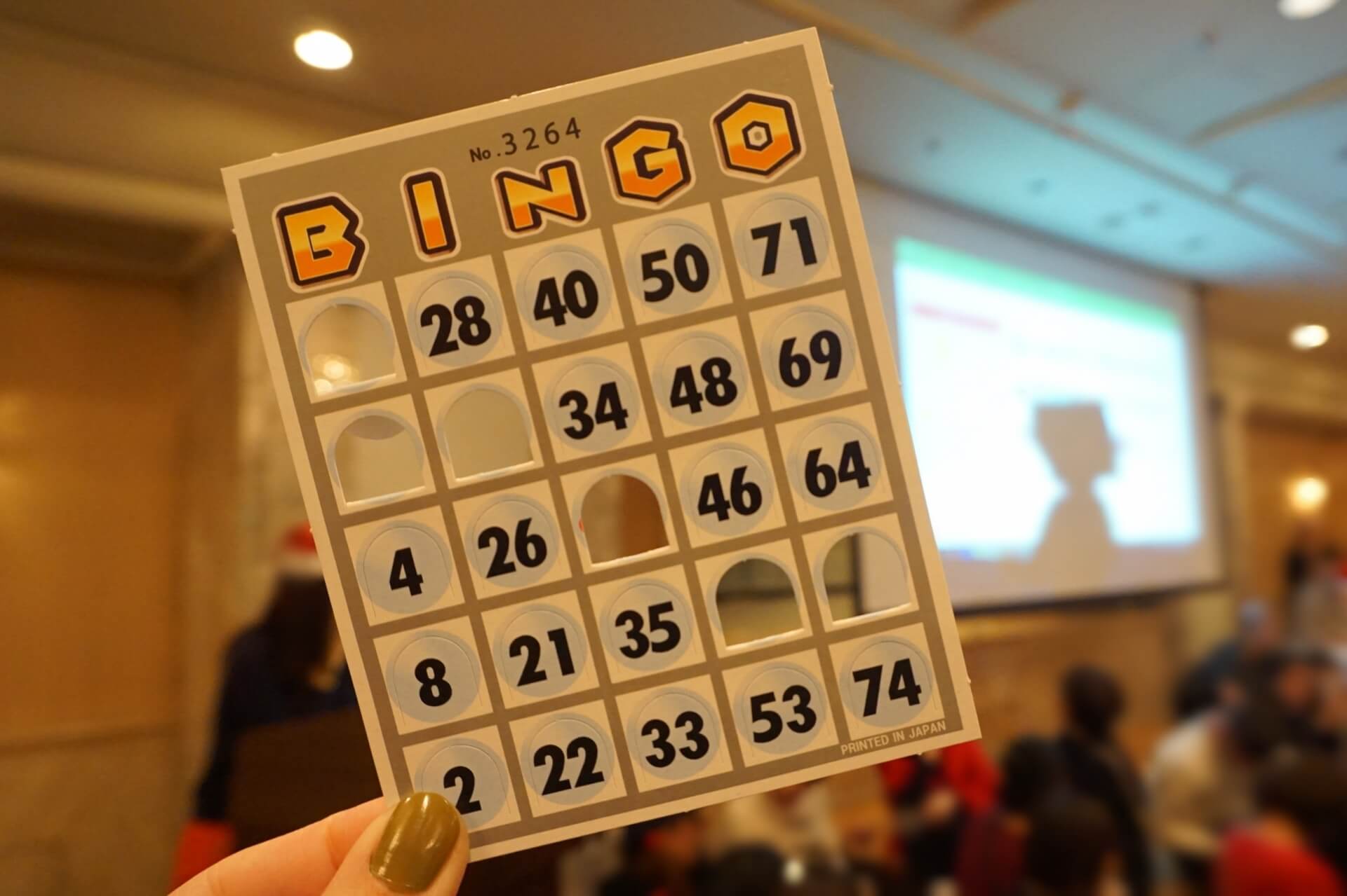 ビンゴカードを持つ手元の様子