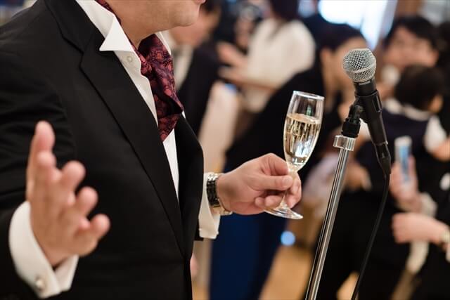 スーツ姿の男性がシャンパンで乾杯