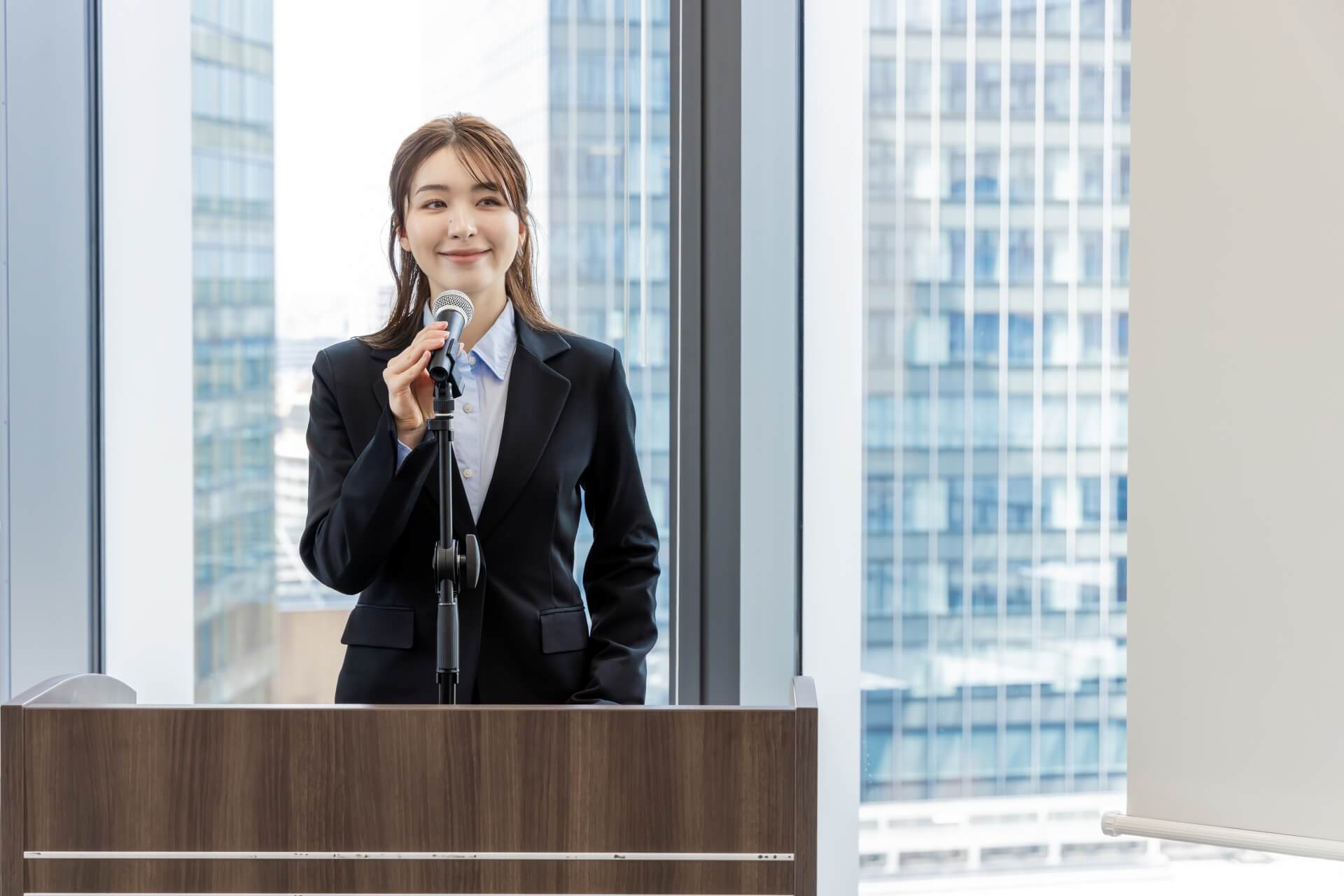 スピーカーとして演台に立つ女性